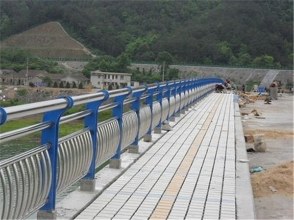 阳泉不锈钢桥梁护栏的特性及其在现代建筑中的应用